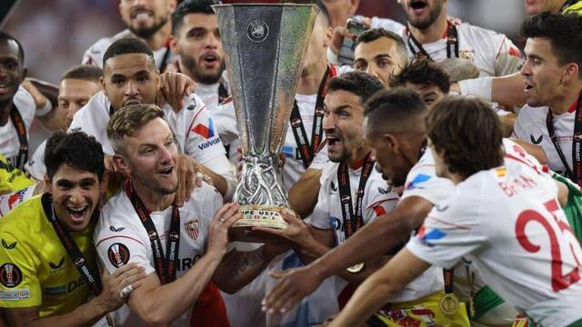 Los jugadores del Sevilla levantando la copa.