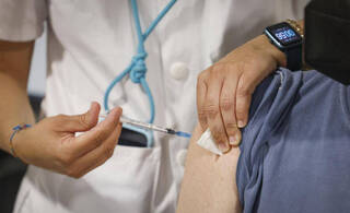 Plaga de demandas por secuelas tras la vacuna Covid: "Sufren problemas en piernas y brazos"