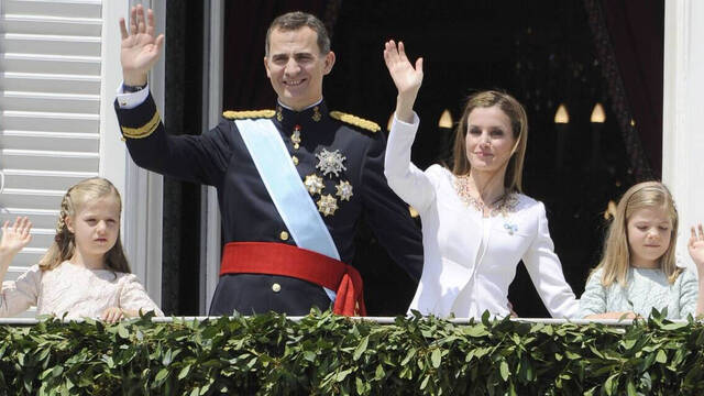Felipe VI con su mujer, la reina Letizia, y sus hijas, Leonor y Sofía, en su proclamación como rey en el año 2014.