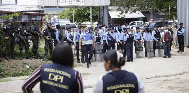 Las fuerzas de seguridad fuera de la prisión de mujeres del Centro Femenino de Adaptación Social . Reuters.