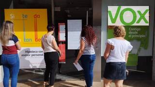 El Banco Santander cierra la agencia en Almoradí tras nombrar a su dueño concejal de VOX: "Lo que han hecho es ilegal"