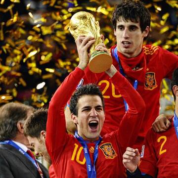 Cesc Fábregas levantando la Copa del Mundo.