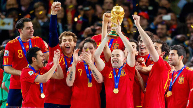 La selección española levantando la copa del Mundo.