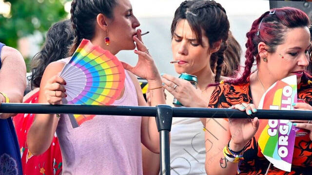 Irene Montero e Isa Serra fumando cigarrillos de liar.