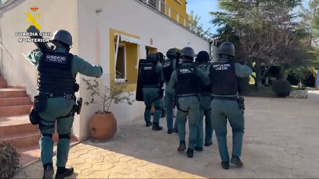 Guardia Civil entrando en el chalet de Pobla Tornesa (Castellón) en el que han desarticulado a la secta 'La Familia del Alma'.