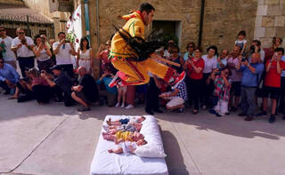 El salto sobre bebés en Burgos: La tradición española que ha sorprendido a toda Europa