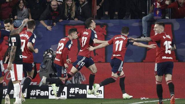 Futbolistas del Osasuna celebrando un gol.