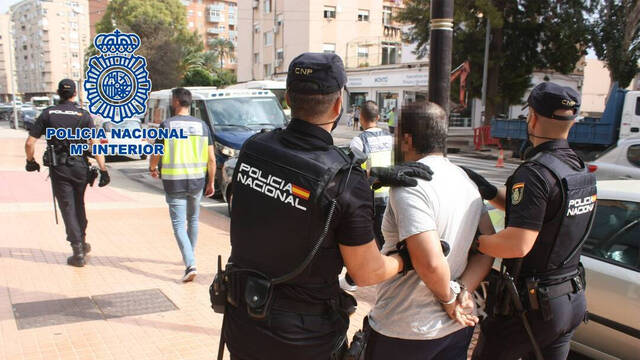 Policía Nacional llevándose a una persona detenida.