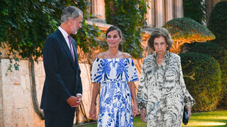 Las fotos del reencuentro de doña Sofía y la reina Letizia en Marivent: "En la monarca Emérita se ve mucha tristeza"