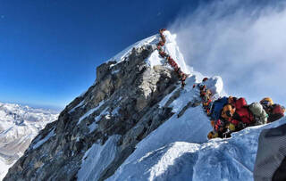 La cara 'B' del turismo lujoso de riesgo: La 'deshumanización' tras las subidas masificadas en el Himalaya
