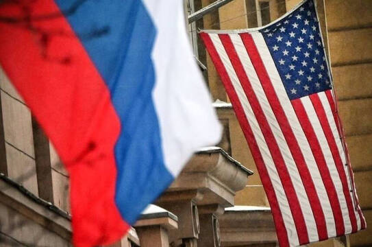 La bandera de Rusia ondea junto a la estadounidense en la embajada americana en Moscú