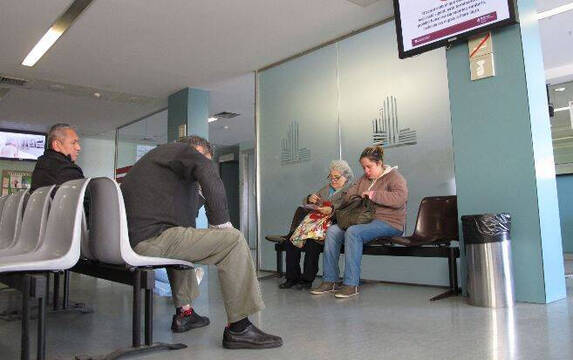 Pacientes en la sala de espera de un hospital