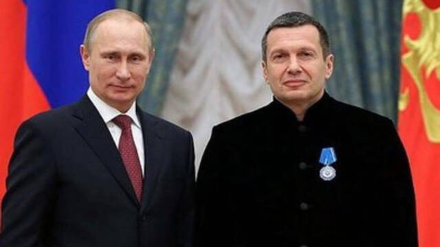 Vladimir Solovyov junto a Vladimir Putin