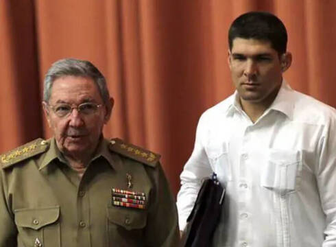 Raúl Castro junto a su nieto homónimo, apodado 'el Cangrejo'