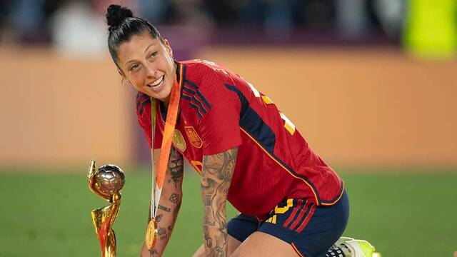 Jenni Hermoso con el trofeo de la Copa del Mundo.