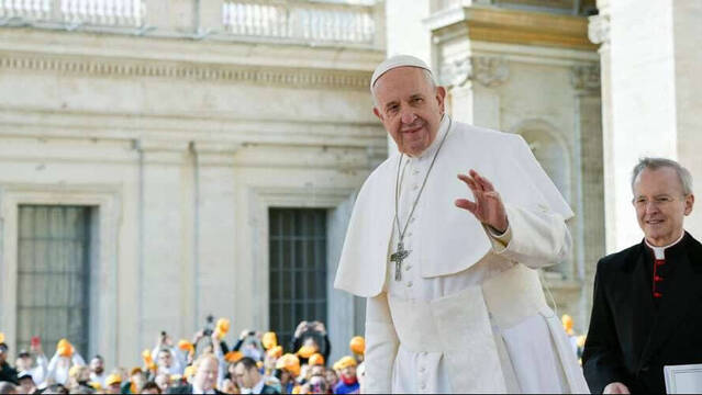 El Papa Francisco a las puertas del Vaticano.