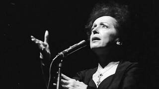 Sesenta años sin Edith Piaf, el 'Gorrión de París': La voz inmortal de la canción francesa que sucumbió a los excesos