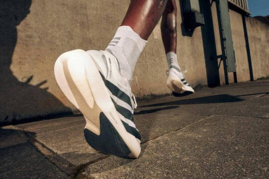 Las Adidas Adizero Adios Pro 1, las zapatillas de las cuales solo hay 521 pares con las que ha batido el récord mundial femenino de maratón Assefa.