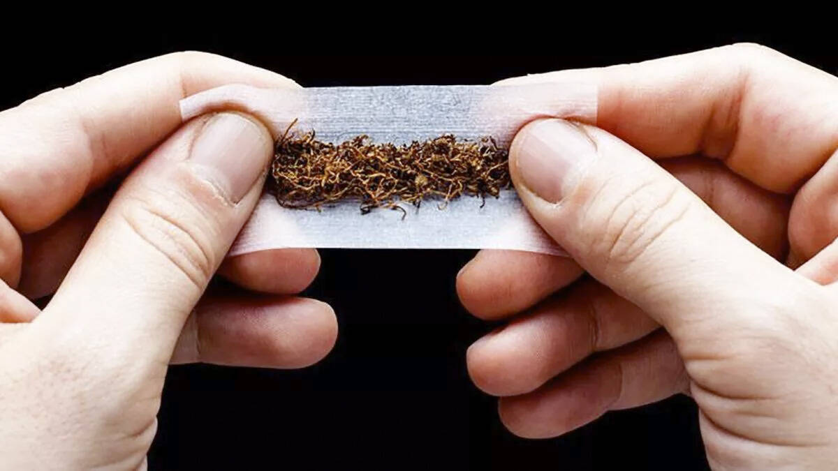 Bolsa de mano el tabaco de liar cigarrillos con papeles y filtros