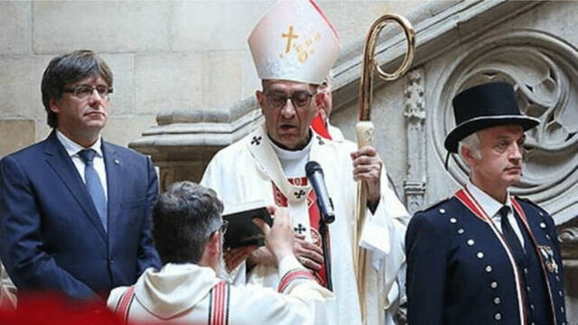Carles Puigdemont junto al cardenal Juan José Omella