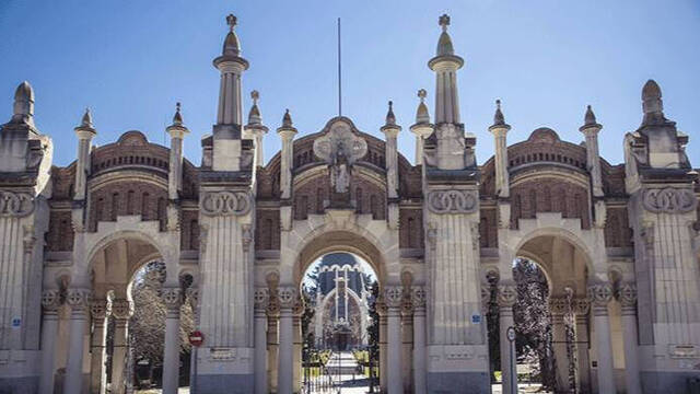 Cementerio de la Almudena en Madrid. / El día 1 de noviembre es el día del año que más cementerios se visitan.
