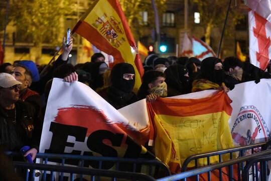 Manifestantes en la sede del PSOE de la calle Ferraz.