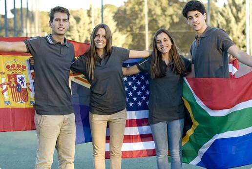 Estudiantes de International Experience portando banderas de varios países