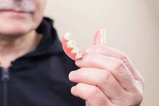 Implantes dentales vs. dentadura postiza: ¿qué es mejor?