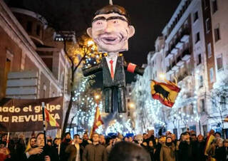 Los otros ‘ajusticiamientos’ a muñecos de políticos: De fusilar a Abascal a guillotinar a Rajoy