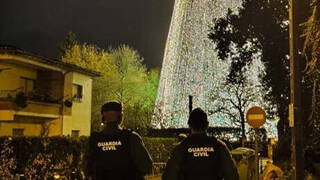 Denuncian la custodia de un árbol navideño en Cantabria por la Guardia Civil en lugar de la policía local