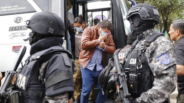 Fotografía de algunos de los detenidos por el caso 'Metástasis', que investiga los vínculos del narcotráfico con funcionarios judiciales en Ecuador