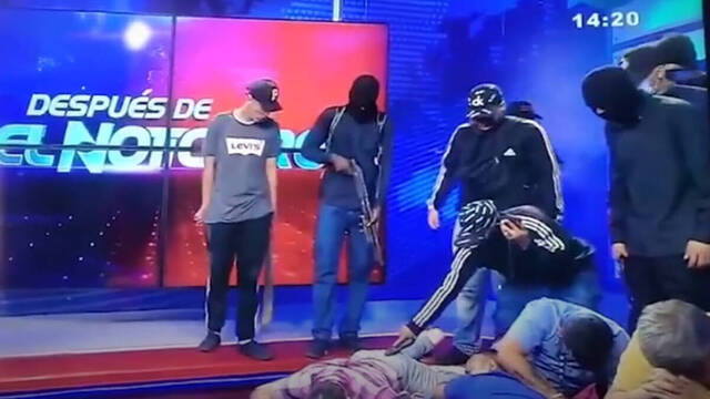 Imagen del secuestro del canal TC Televisión en Guayaquil por parte de miembros del crimen organizado 