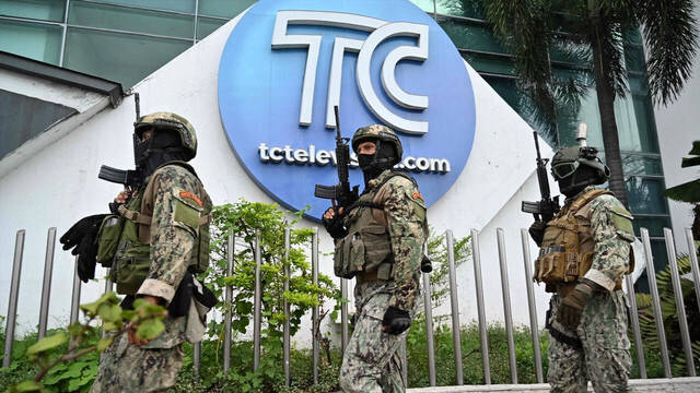 Fuerzas de seguridad ecuatorianas desplegadas en las instalaciones del canal TC, que fue secuestrado la pasada semana