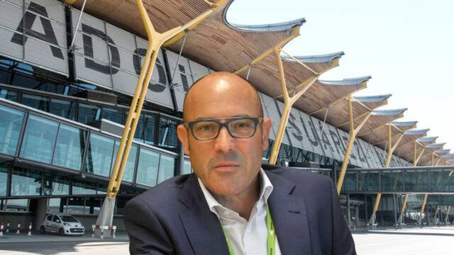 Montaje del aeropuerto de Barajas y el director de AENA en Madrid, Mario Otero.
