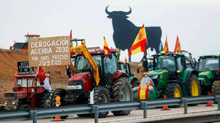 Transportistas se unen a la huelga de agricultores que paraliza España: "Nos aliamos porque son ellos o nosotros"