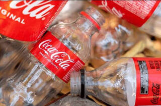 La cara 'B' de Coca-Cola: El gigante líder en emisión de plásticos y medidas sin efecto