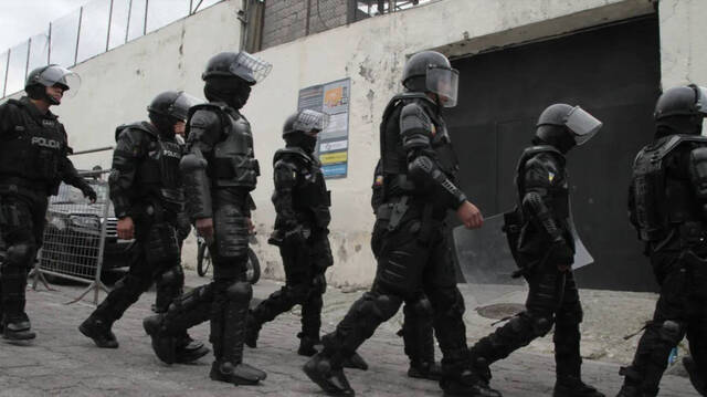 Fotografía de un operativo policial en Ecuador durante el estado de excepción 