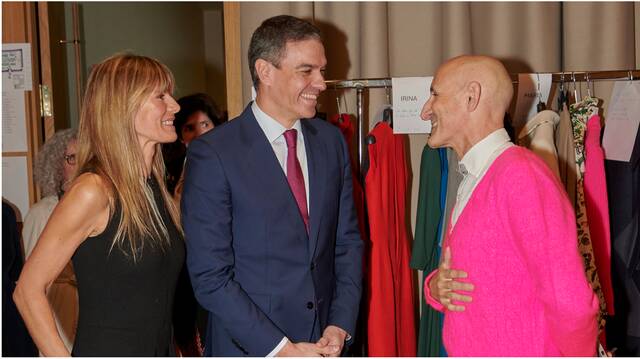 El diseñador Modesto Lomba junto al presidente del Gobierno Pedro Sánchez y su mujer Begoña Gómez.