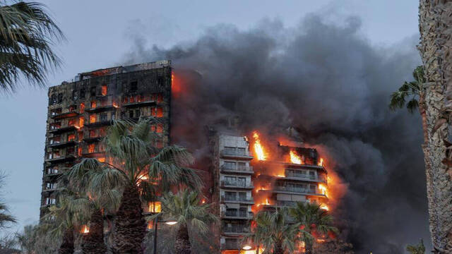 Fotografía del incendio que devoró dos edificios en el barrio del Campanar, en Valencia.