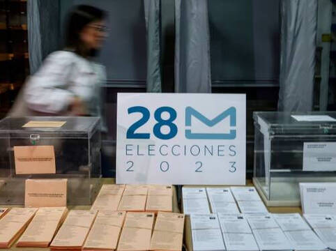 Imagen de una urna electoral durante las elecciones del 28-M