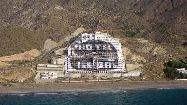 Fotografía del hotel en la playa de El Algarrobico en Carboneras (Almería) 
