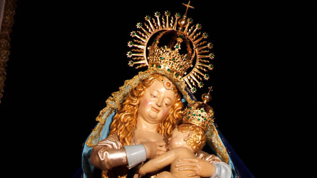 La Virgen del Puerto con la corona que ha sido robada.