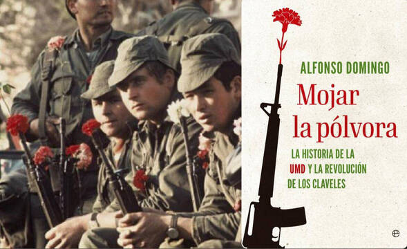 Montaje de una imagen de la Revolución de los Claveles y la portada de 'Mojar la Pólvora' de Alfonso Domingo