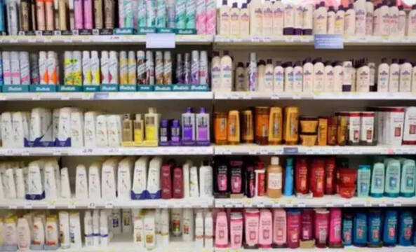 Estanterías de un supermercado con productos destinados al cuidado e higiene personal.