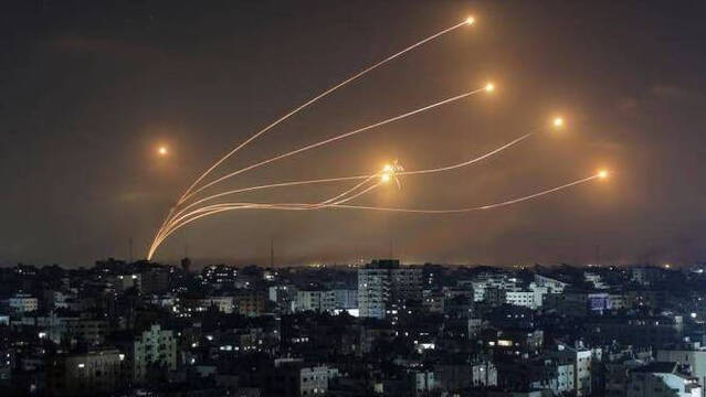 Fotografía de la defensa antimisiles israelí contra el ataque iraní esta noche
