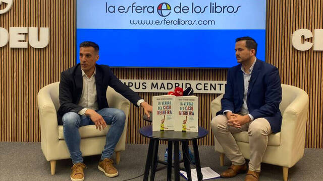 / El árbitro Xavier Estrada Fernández y el periodista Miguel Ángel Pérez en la presentación del libro.