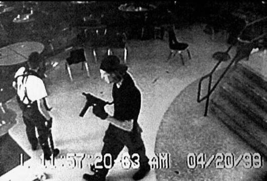 Imagen de las cámaras de seguridad del instituto Columbine durante la masacre del 20 de abril de 1999