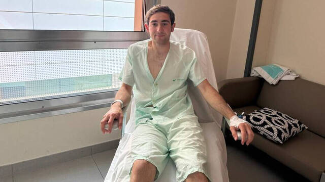 El novillero Jesús Moreno en el hospital tras recibir una cornada en Las Ventas.
