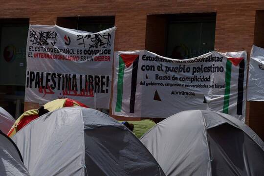 Imagen de las tiendas de campaña instaladas en la Universidad Complutense en una acampada pro-Palestina.