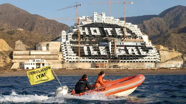 Imagen de la pintada y las protestas de Greenpeace sobre el hotel de El Algarrobico